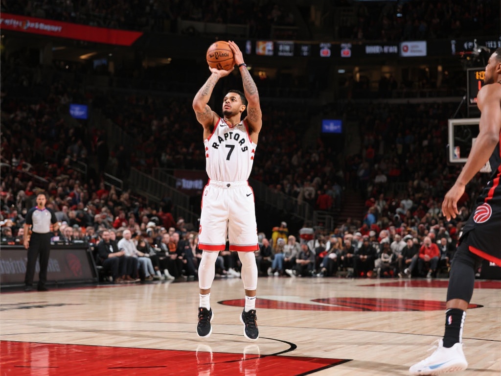 范弗里特外线精准接球 超远三分一击命中