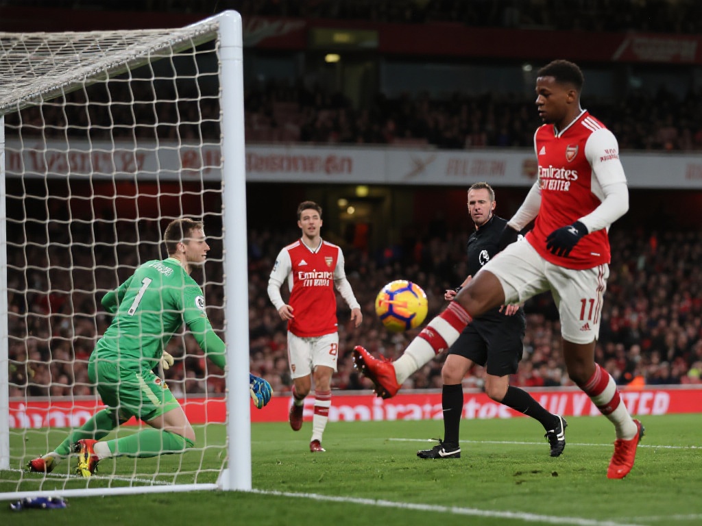 利物浦与阿森纳2-2战平：射门数14-15，射正5-7，阿森纳少一人作战