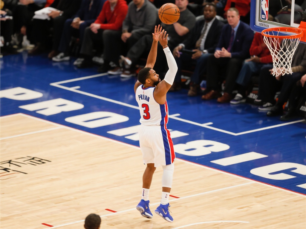 普林斯三分失手，大洛助攻字母哥命中空位三分