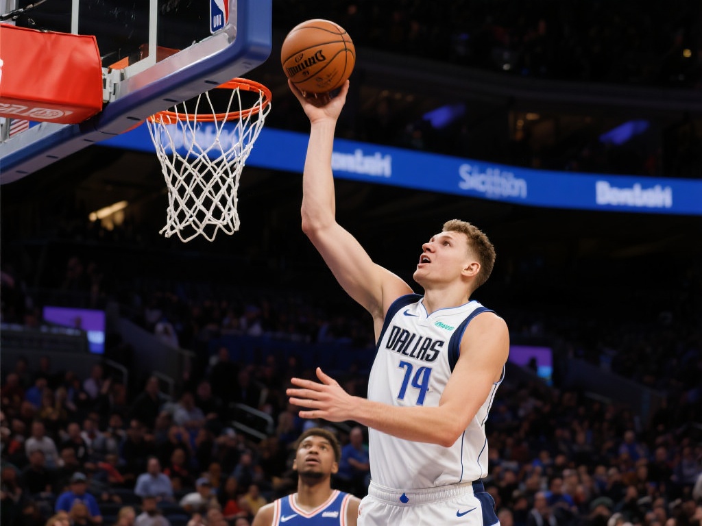 波尔津吉斯三分命中，皮球穿网后意外精准击中怀特头部